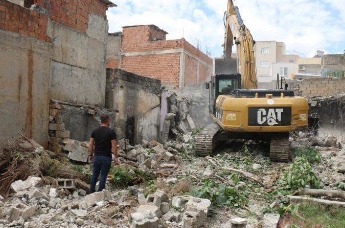 Tehlike saçan metruk yapı yıkıldı