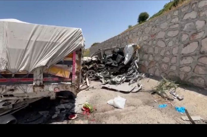 Hafif ticari araç tıra çarptı:1 kişi öldü