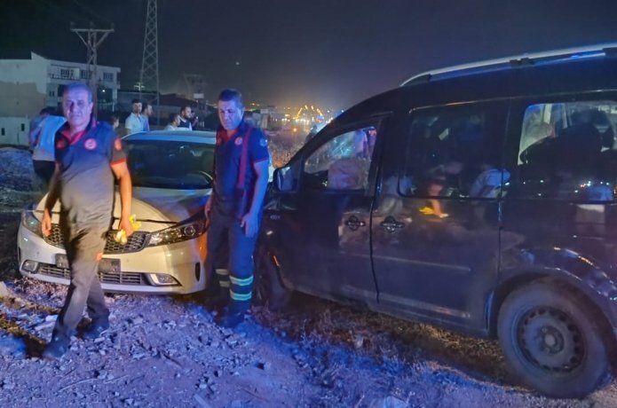 İki aracın karıştığı kazada 8 kişi yaralandı