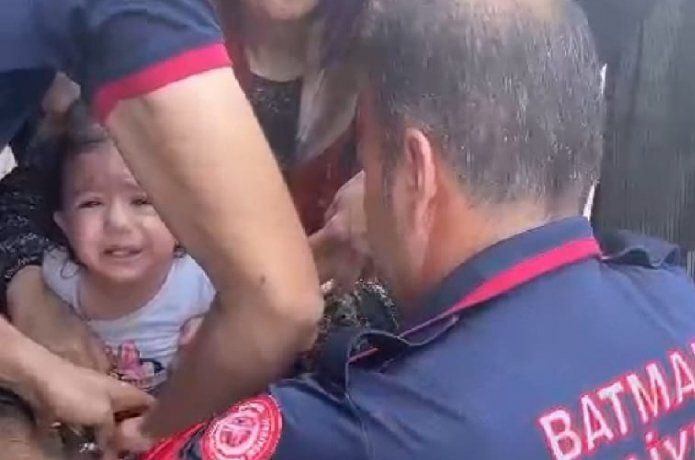 Bebek düdüklü tencereye sıkıştı