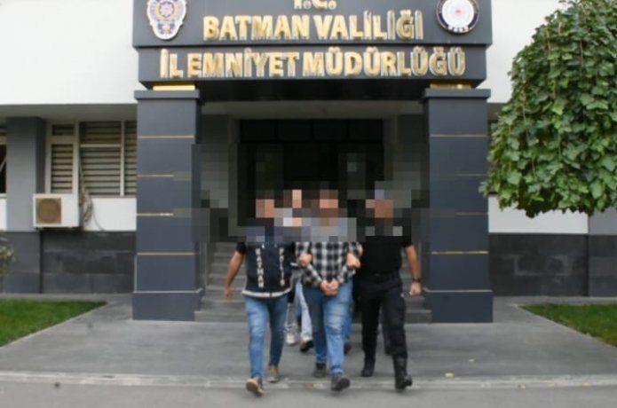 Polisin "dur" ihtarına uymayıp kaçan araçta uyuşturucu ve para ele geçirildi