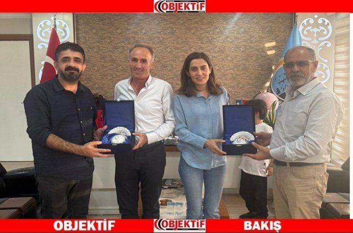 Eşbaşkanlara Petrol İş’ten plaket