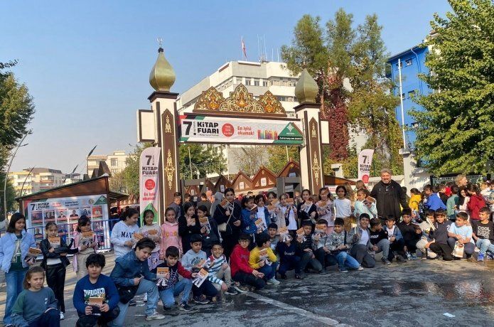 Öğrenciler, kitap fuarını gezdiler