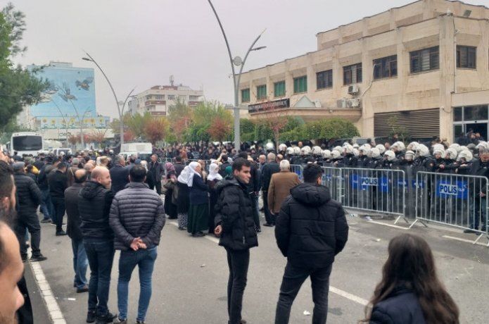 Batman Belediyesi önünde gergin bekleyiş
