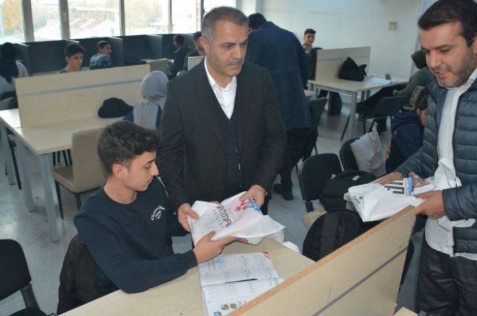Şansi, gençlerle bir araya geldi