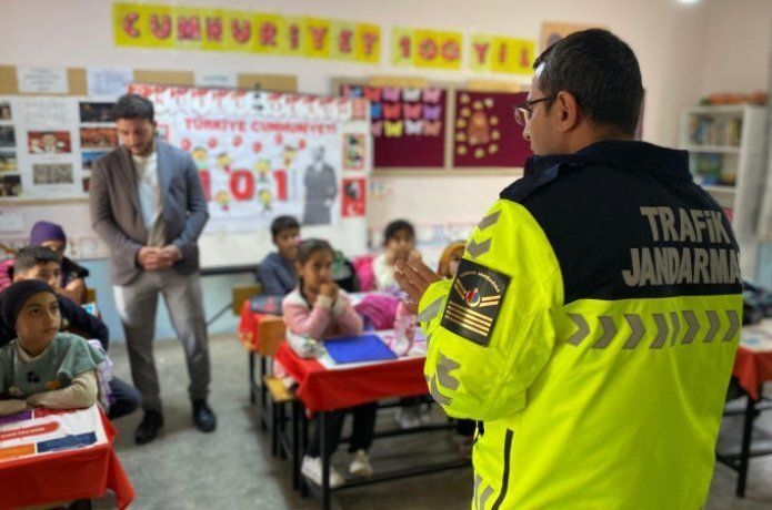 Köy okulu öğrencilerine trafik eğitimi