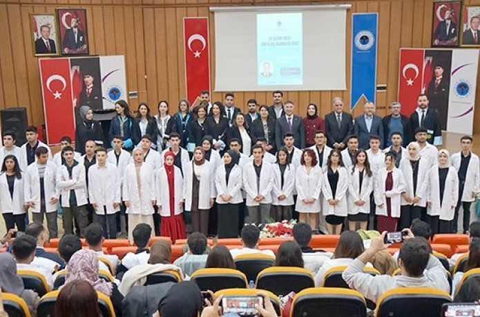 Geleceğin diş hekimleri törenle beyaz önlük giydi