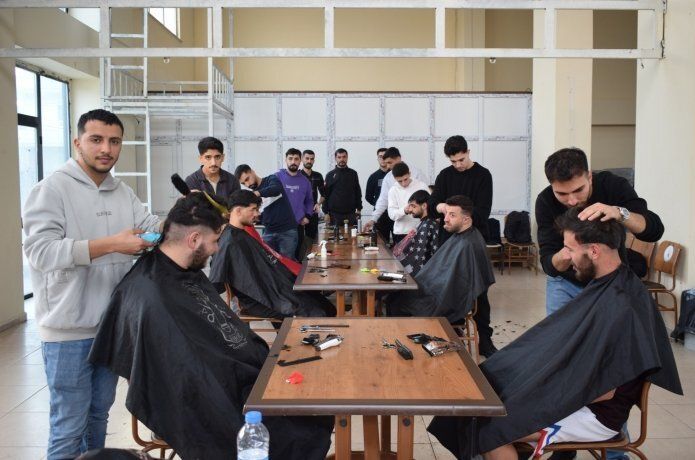 200 Öğrenciyi tıraş ettiler