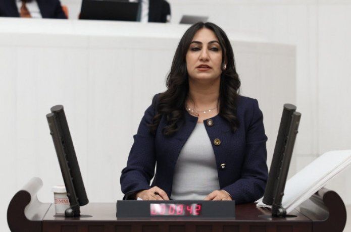 "İngilizce serbest, Kürtçe yasak!"