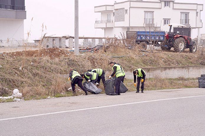 Çevre yolu temizliğinde 4 kamyon çöp toplandı