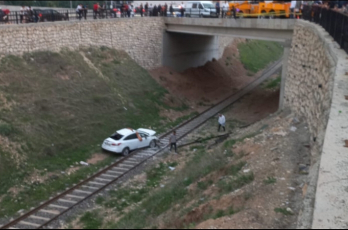 Öğrencilere çarpmamak için uçuruma gitti