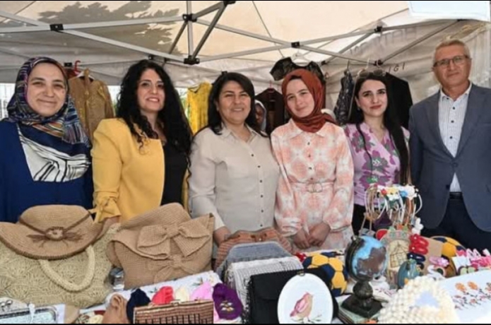 Dr. Ayten Canalp, HEM’in yılsonu sergisine katıldı