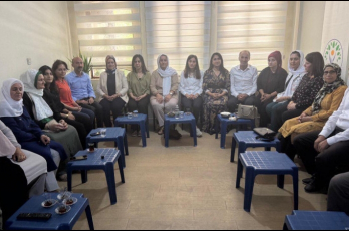 DEM Partililer kapı kapı dolaşarak halkın bayramını kutladı