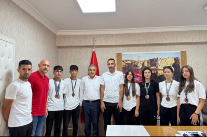 Başarılı atletlere Özperk’ten eşofman