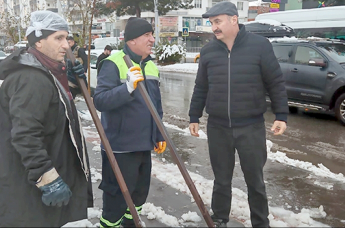 Vali Canalp, karla mücadele çalışmalarını sahada inceledi