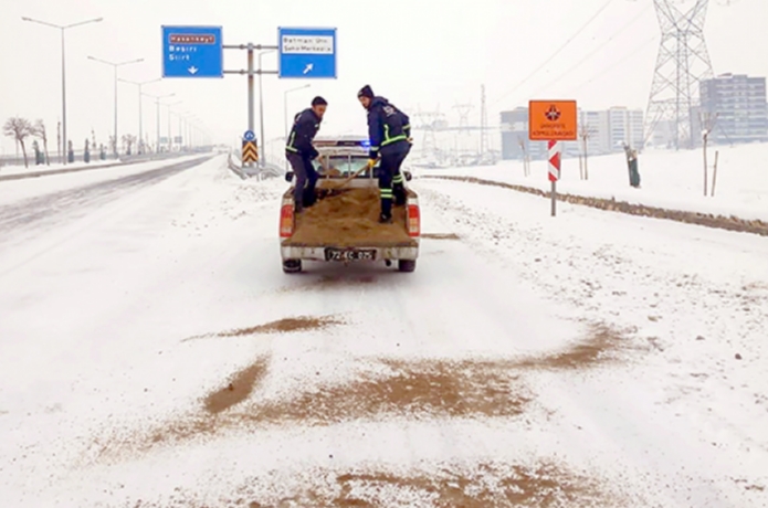 Belediye’den buzlanmaya karşı 24 saatlik seferberlik