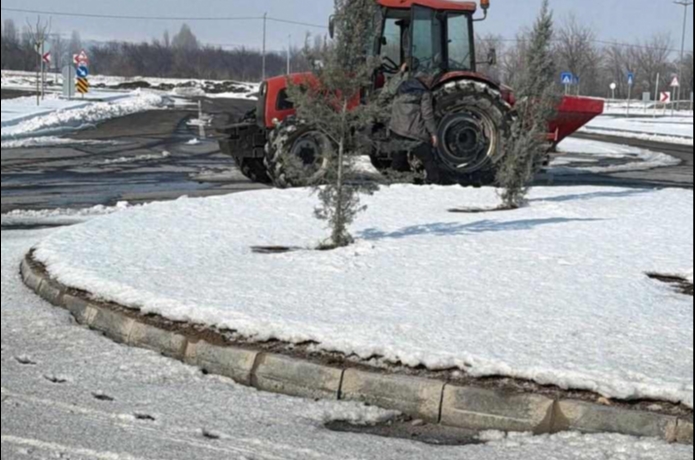 Uygulamalı sınav öncesi belediyeden pist temizliği