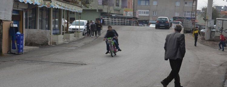 Kamyonetin altına giren motosikletli can verdi