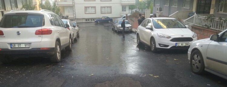 Asfalt Altından Su Fışkırıyor