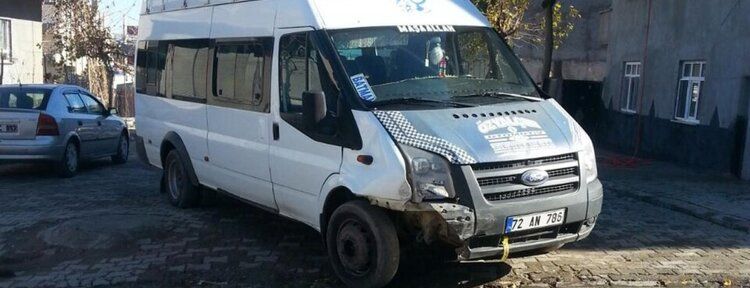Otomobil ile minibüs çarpıştı: 1 yaralı