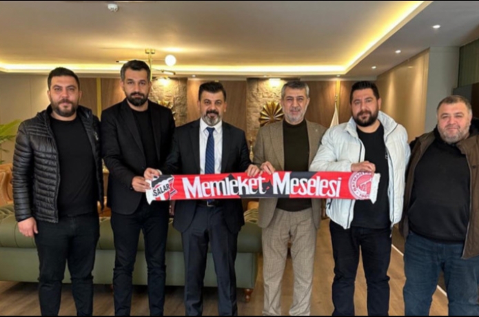 İş İnsanı Ferdi Kurt’tan Petrolspor tribünlerine 500 bayrak desteği