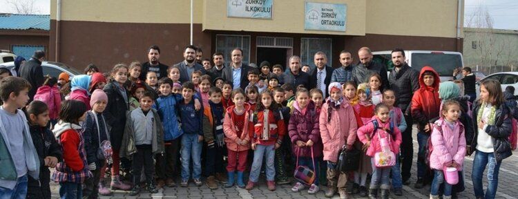 Batman’da yüzlerce öğrenciye mont ve bot yardımı