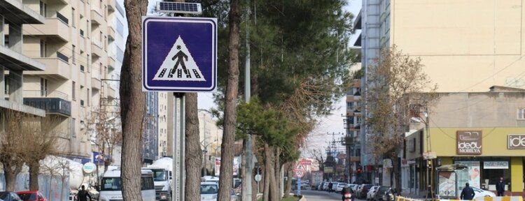 Hız sınırı levhaları takılıyor