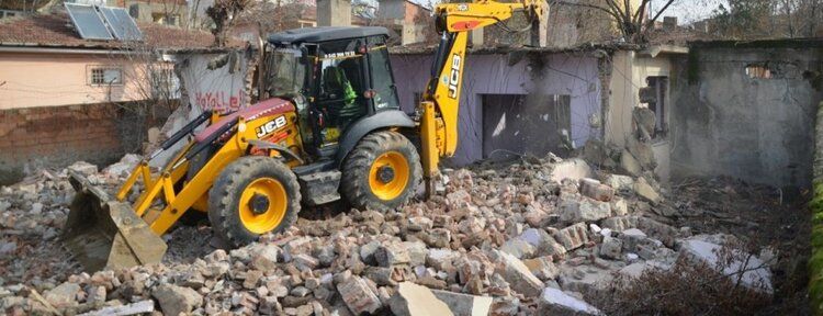 Metruk halde bulunan yapının yıkım çalışmaları başladı