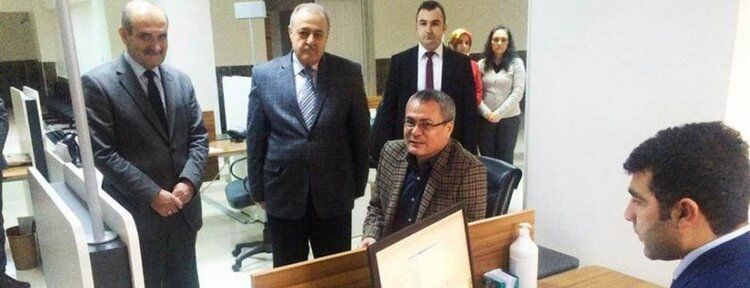 Vali Deniz, yeni çipli kimlik kartı başvurusunu yaptı