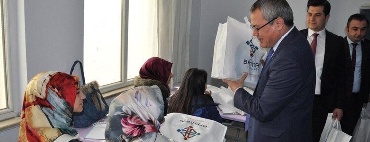 Üniversiteye hazırlanan öğrencilere kitap desteği