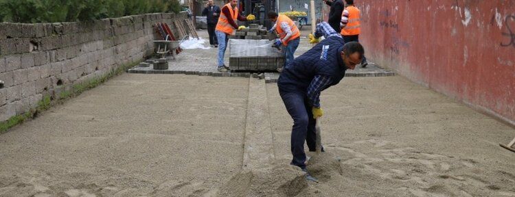 Cumhuriyet Mahallesinde parke çalışmaları sürüyor