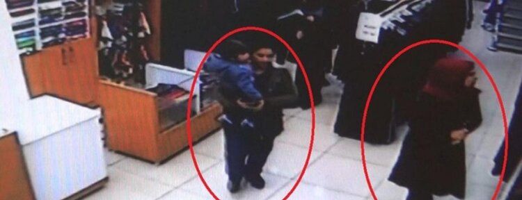 Hırsızlığa 3 yaşındaki çocuğu da alet etti