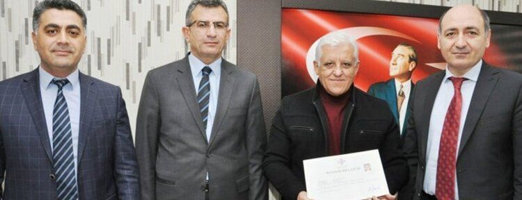 Başarılı okul müdürüne "başarı belgesi" verildi