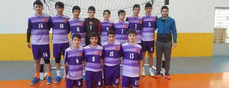 Küçükler liderlik koltuğuna oturdu