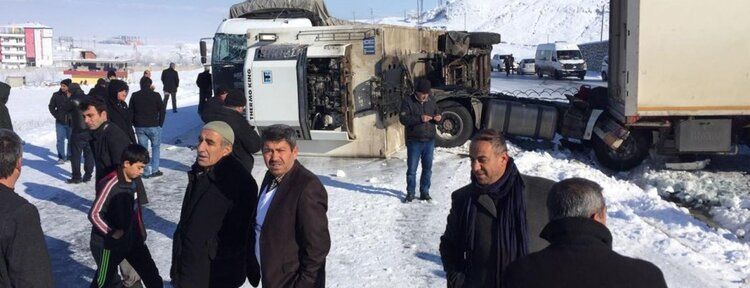 Buzlanma nedeniyle zincirleme kaza: 3 yaralı
