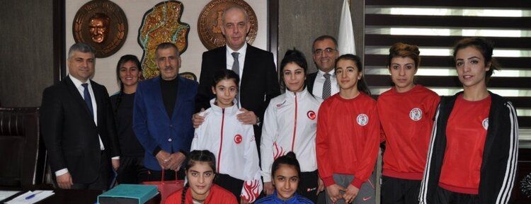 Belediyespor bayan güreş takımından belediyeye ziyaret