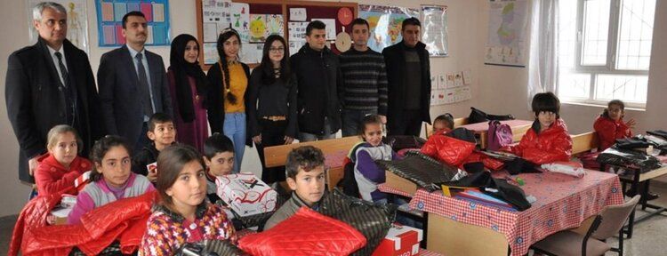 Köyde okuyan öğrencilere kırtasiye ve giyim yardımı yapıldı