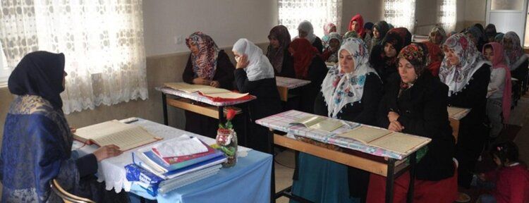 Anneler çocuklarıyla Kur’an öğrenmenin sevincini yaşıyor