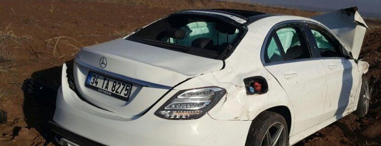 Takla atan otomobil araziye girdi: Biri ağır 2 yaralı