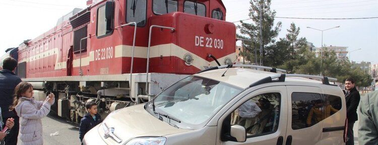 Tren, otomobile çarptı: 2 yaralı