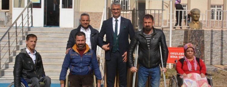 Batman’da engellilere tekerlekli sandalye hediye edildi