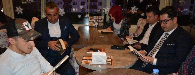 Validen kafede kitap okuma etkinliği