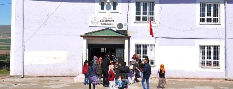 Duvarları çatlayan okul velileri endişelendiriyor