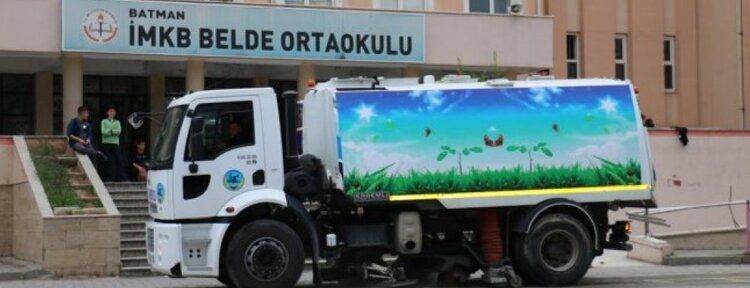 Okullarda bahçe temizliği devam ediyor