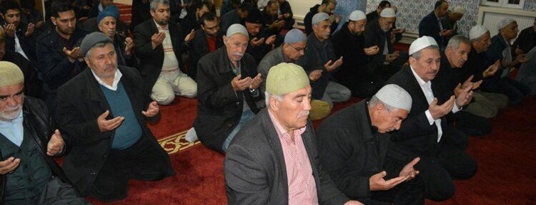 Sabah namazında eller mazlumlar için semaya kalktı