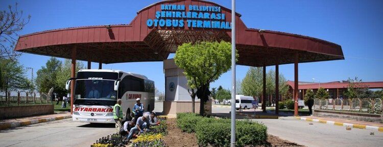 Şehirlerarası otogar girişi çiçeklerle süslendi