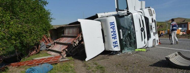 İnşaat malzemesi yüklü TIR devrildi: Bir yaralı