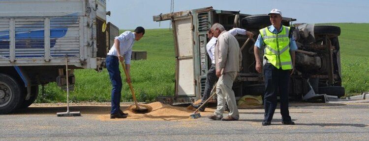 Buğday yüklü kamyonet devrildi: 2 yaralı
