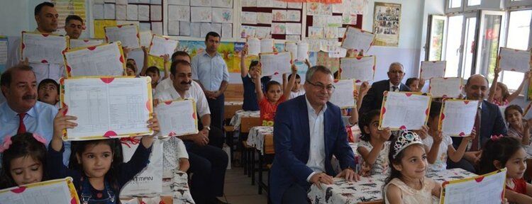 Batman'da öğrenciler karne almanın sevincini yaşadı