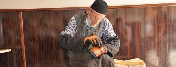 Yaşlı adam ayakkabı boyayarak ev geçindiriyor